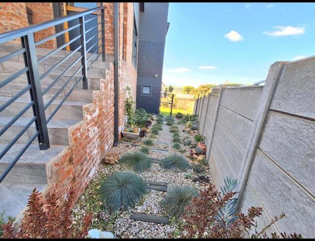 3 BEDROOM TOWNHOUSE FOR SALE IN HARTENBOS HEUWELS